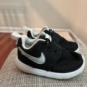 Nike 5c black tennis shoes with silver checks.